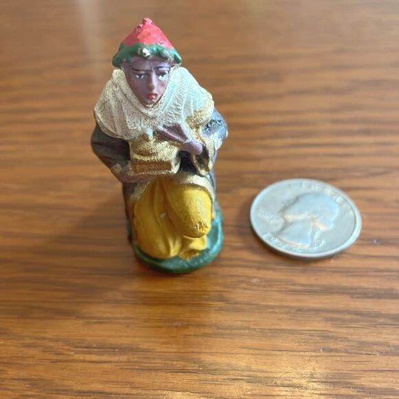 Small resin kneeling wise man from nativity scene holding a gold box - Picture 2 of 7